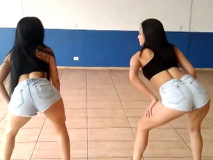 Latin teenages flash culo dirty dancing and jiggling